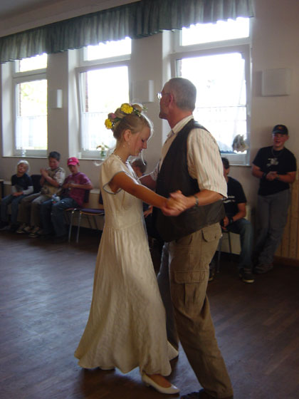 Picture of Erntefest Knigin 2004 dancing