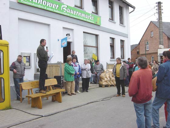 Picture of speaker at the opening of the Brunower Bauernmarkt - Spring 2005