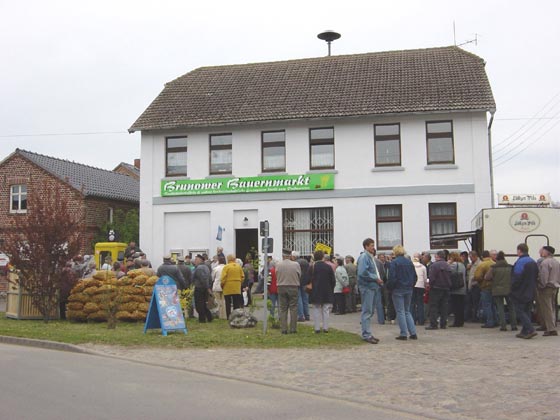 Picture of people at the opening of the Brunower Bauernmarkt - Spring 2005