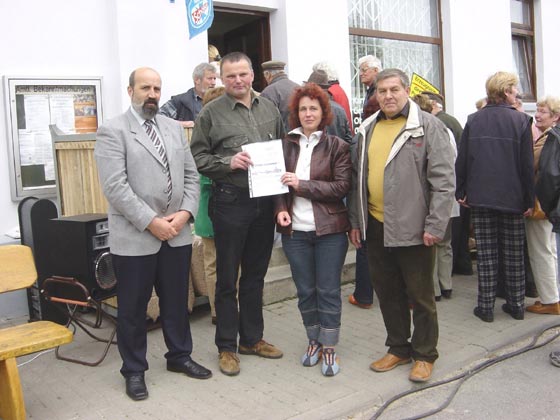 Picture of dignitaries at the opening of the Brunower Bauernmarkt - Spring 2005