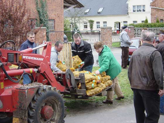 Picture line of customers at the opening of the Brunower Bauernmarkt - Spring 2005