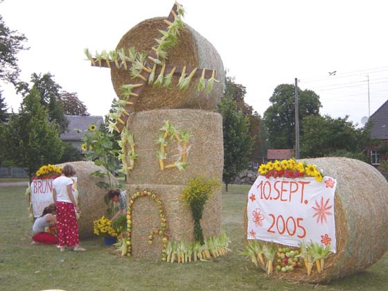 Picture of youths preparing Erntefest 2005 decorations