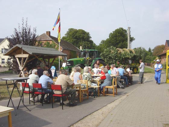 Picture of people eating lunch prior to the Erntefest procession
