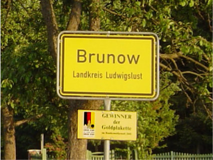 Picture of village signs at the entrance to Brunow on Lcknitzer Straase