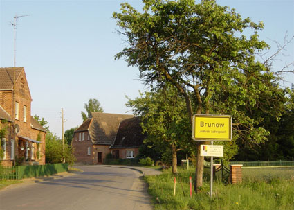 Picture of village entrance on Lcknitzer Strasse (Spring 2003)